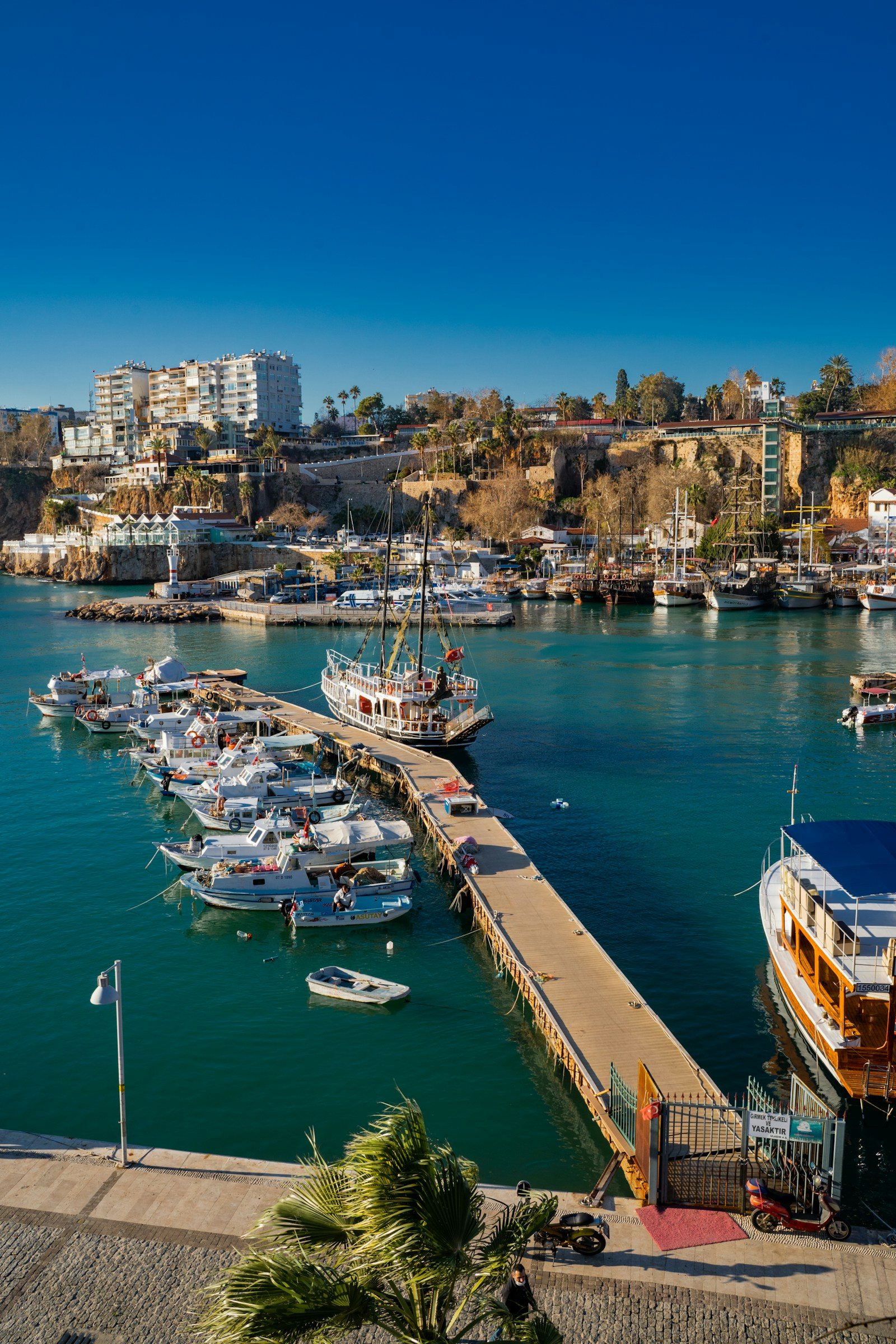 Antalya sohilidagi qadimiy port