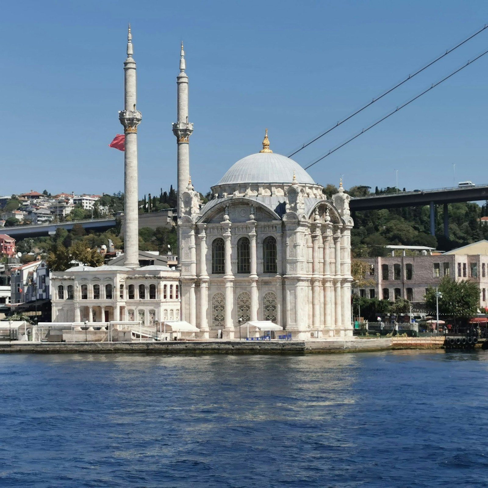 Istanbuldagi O‘rtako‘y masjidi va Bosfor